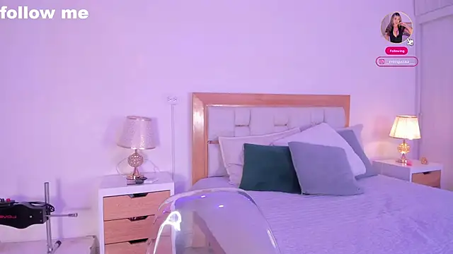 missjuliaa  online show from January 9, 2025, 3:26 am
