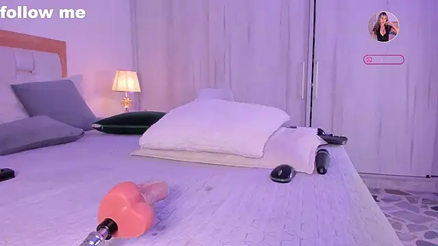 missjuliaa  online show from January 9, 2025, 9:37 am