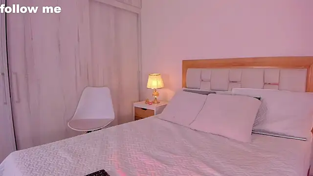 missjuliaa  online show from January 25, 2025, 3:19 am