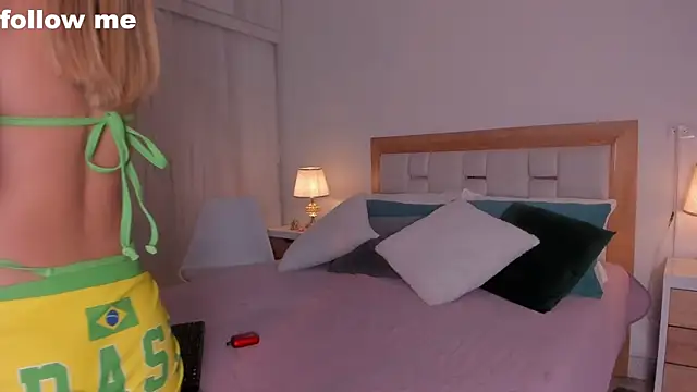 missjuliaa  online show from January 29, 2025, 3:12 am