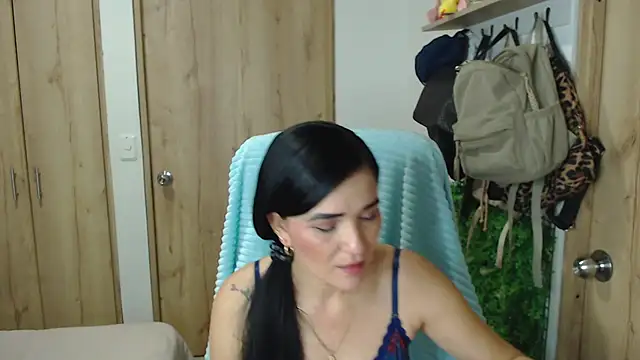 Snapshot of Neerea chatting on April 17, 2026, 12:46 am Neerea online show from April 17, 2026, 12:46 am