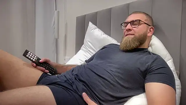 Bear bear  online show from October 5, 2025, 12:25 pm