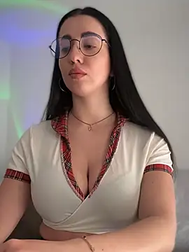 Emylia online show from February 17, 2025, 4:37 pm