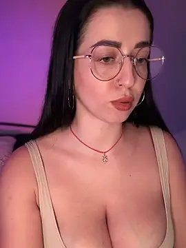 Snapshot of Emylia chatting on November 7, 2025, 3:01 pm Emylia online show from November 7, 2025, 3:01 pm