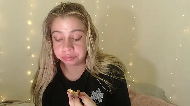 SweetSofty online show from October 18, 2025, 9:15 pm