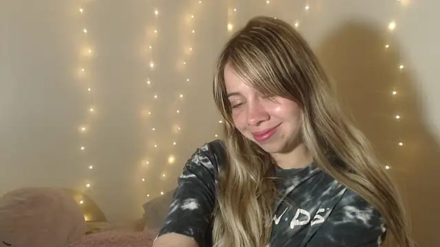 Snapshot of SweetSofty chatting on March 18, 2026, 10:24 pm SweetSofty online show from March 18, 2026, 10:24 pm