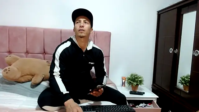 marcehot32 online show from March 18, 2025, 8:48 pm