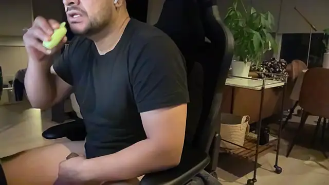 HungandThickLatin online show from December 29, 2024, 1:49 pm