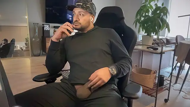 HungandThickLatin online show from January 3, 2025, 7:07 pm