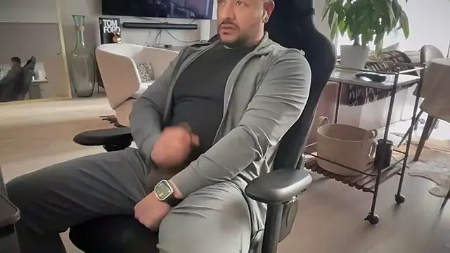 HungandThickLatin online show from January 4, 2025, 11:48 pm