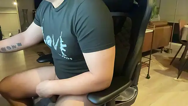 HungandThickLatin online show from January 26, 2025, 12:43 pm