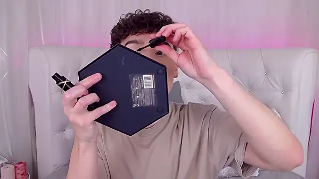 Snapshot of RobbyCharming chatting on October 10, 2025, 3:38 am RobbyCharming online show from October 10, 2025, 3:38 am