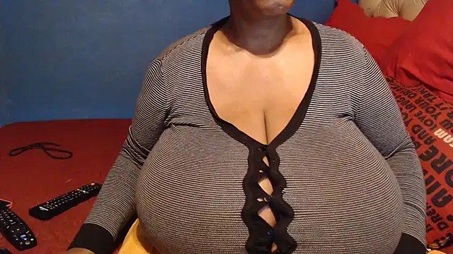 CUTEFIRMMELONSS online show from December 15, 2025, 6:23 pm