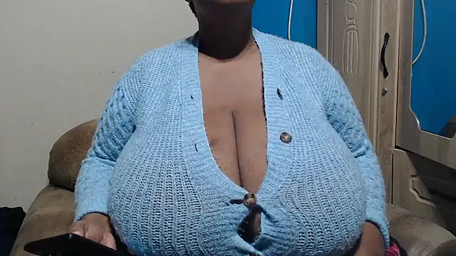 CUTEFIRMMELONSS online show from July 4, 2026, 5:52 pm