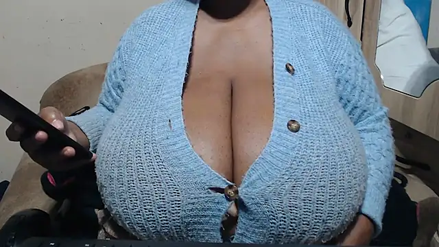 CUTEFIRMMELONSS online show from August 4, 2026, 8:33 pm