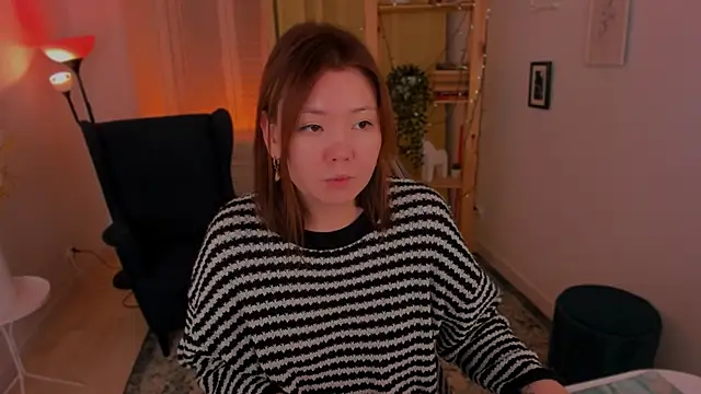 NatzukoShee online show from March 12, 2025, 1:19 pm
