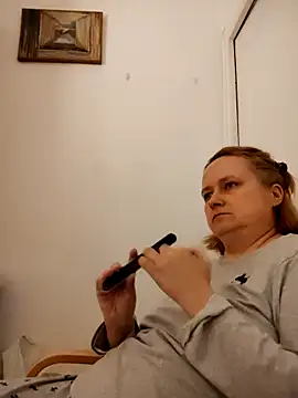 Snapshot of She-devilx chatting on April 8, 2026, 10:32 pm She-devilx online show from April 8, 2026, 10:32 pm