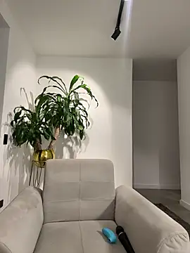Snapshot of EllaSanz_ chatting on March 4, 2025, 9:32 pm EllaSanz online show from March 4, 2025, 9:32 pm