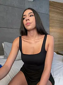 Snapshot of EllaSanz_ chatting on May 28, 2026, 9:23 pm EllaSanz online show from May 28, 2026, 9:23 pm