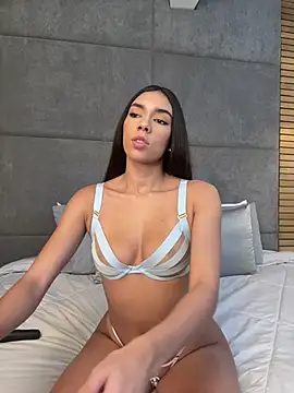 Snapshot of EllaSanz_ chatting on June 5, 2026, 9:09 pm EllaSanz online show from June 5, 2026, 9:09 pm