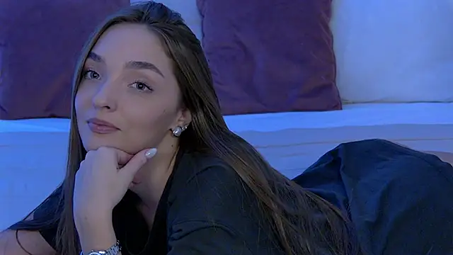 VirginieCruz online show from December 30, 2024, 1:37 am