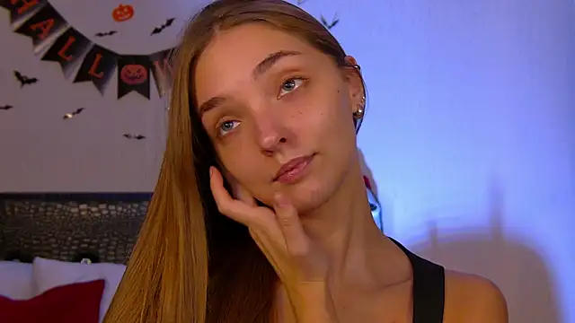 VirginieCruz online show from November 2, 2025, 7:27 pm