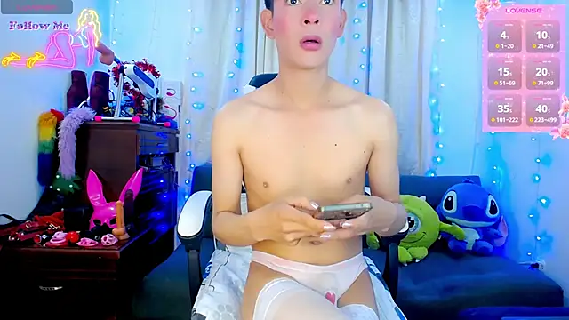 Snapshot of Aleexx___ chatting on November 4, 2025, 10:14 am Aleexx online show from November 4, 2025, 10:14 am