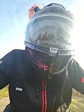 SARAHARD online show from December 17, 2025, 1:39 pm