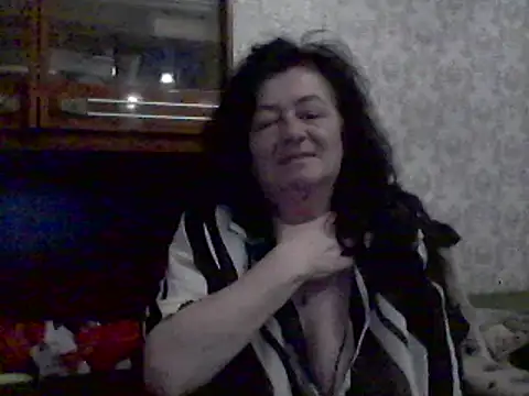 GypsiQueen2 online show from March 9, 2025, 5:17 pm