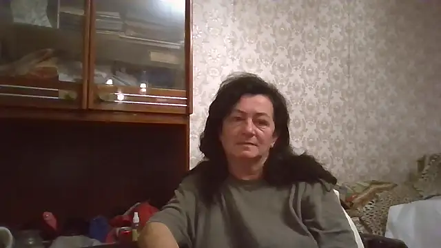 GypsiQueen2 online show from November 4, 2025, 4:06 pm