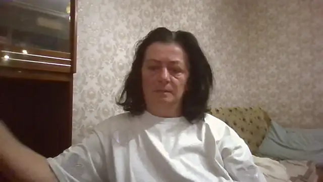 Snapshot of GypsiQueen2 chatting on June 28, 2026, 6:25 pm GypsiQueen2 online show from June 28, 2026, 6:25 pm
