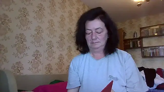 Snapshot of GypsiQueen2 chatting on July 9, 2026, 9:35 am GypsiQueen2 online show from July 9, 2026, 9:35 am