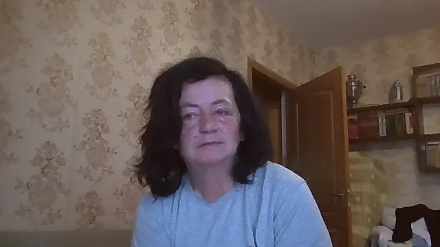 Snapshot of GypsiQueen2 chatting on July 10, 2026, 4:17 am GypsiQueen2 online show from July 10, 2026, 4:17 am