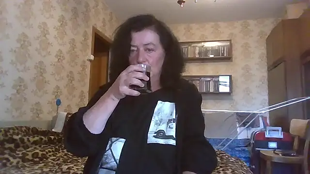 Snapshot of GypsiQueen2 chatting on July 10, 2026, 4:20 pm GypsiQueen2 online show from July 10, 2026, 4:20 pm