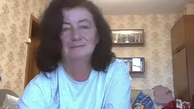 Snapshot of GypsiQueen2 chatting on July 14, 2026, 7:02 am GypsiQueen2 online show from July 14, 2026, 7:02 am
