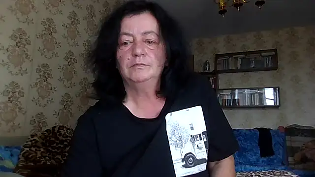 Snapshot of GypsiQueen2 chatting on July 21, 2026, 1:24 pm GypsiQueen2 online show from July 21, 2026, 1:24 pm