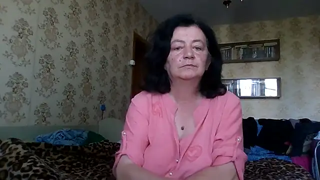 Snapshot of GypsiQueen2 chatting on August 3, 2026, 9:04 am GypsiQueen2 online show from August 3, 2026, 9:04 am