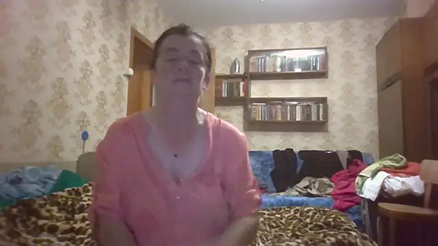 Snapshot of GypsiQueen2 chatting on August 3, 2026, 9:18 pm GypsiQueen2 online show from August 3, 2026, 9:18 pm