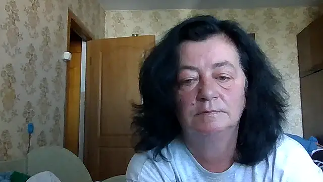 Snapshot of GypsiQueen2 chatting on August 6, 2026, 6:15 am GypsiQueen2 online show from August 6, 2026, 6:15 am