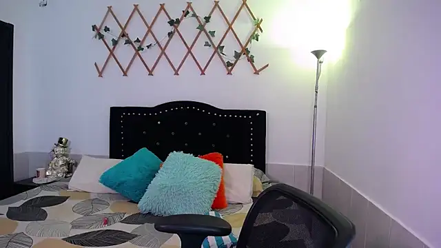 naughty girl 4u online show from October 30, 2025, 3:46 pm