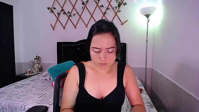 naughty girl 4u online show from November 12, 2025, 7:13 pm