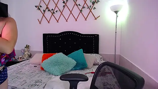 naughty girl 4u online show from November 13, 2025, 6:29 pm