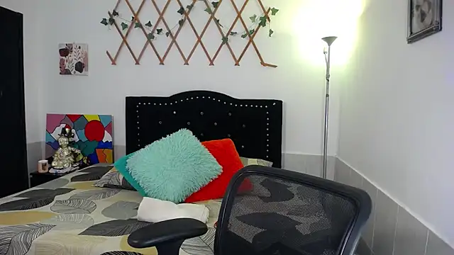 naughty girl 4u online show from April 30, 2026, 8:15 pm