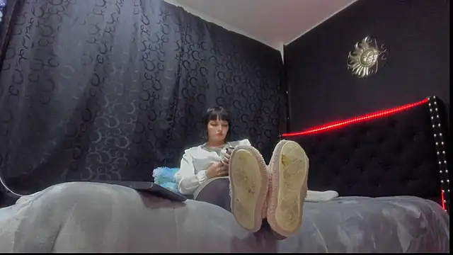 amareto queen online show from December 16, 2024, 3:22 pm