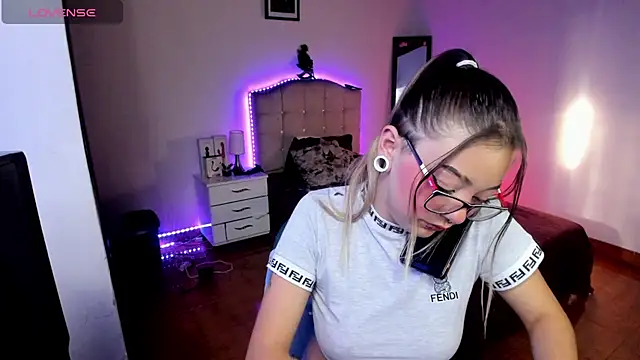 Megan 19  online show from September 11, 2025, 9:48 pm