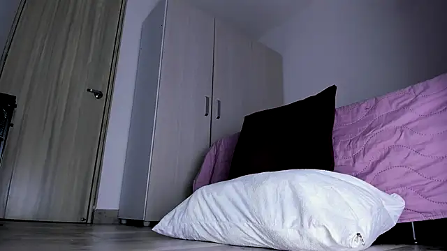 Skarleth69 online show from September 25, 2025, 1:53 am