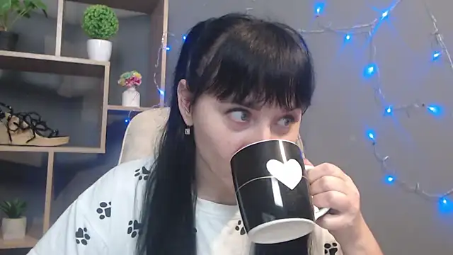 NinaFlawlees online show from November 21, 2025, 12:59 pm