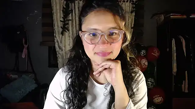 Hathorlove online show from December 17, 2025, 3:23 am