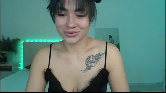 Snapshot of RoxannePure chatting on October 6, 2025, 3:37 am RoxannePure online show from October 6, 2025, 3:37 am