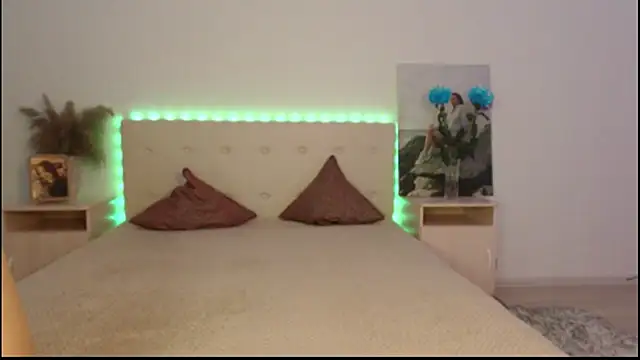 Snapshot of RoxannePure chatting on October 21, 2025, 4:13 am RoxannePure online show from October 21, 2025, 4:13 am